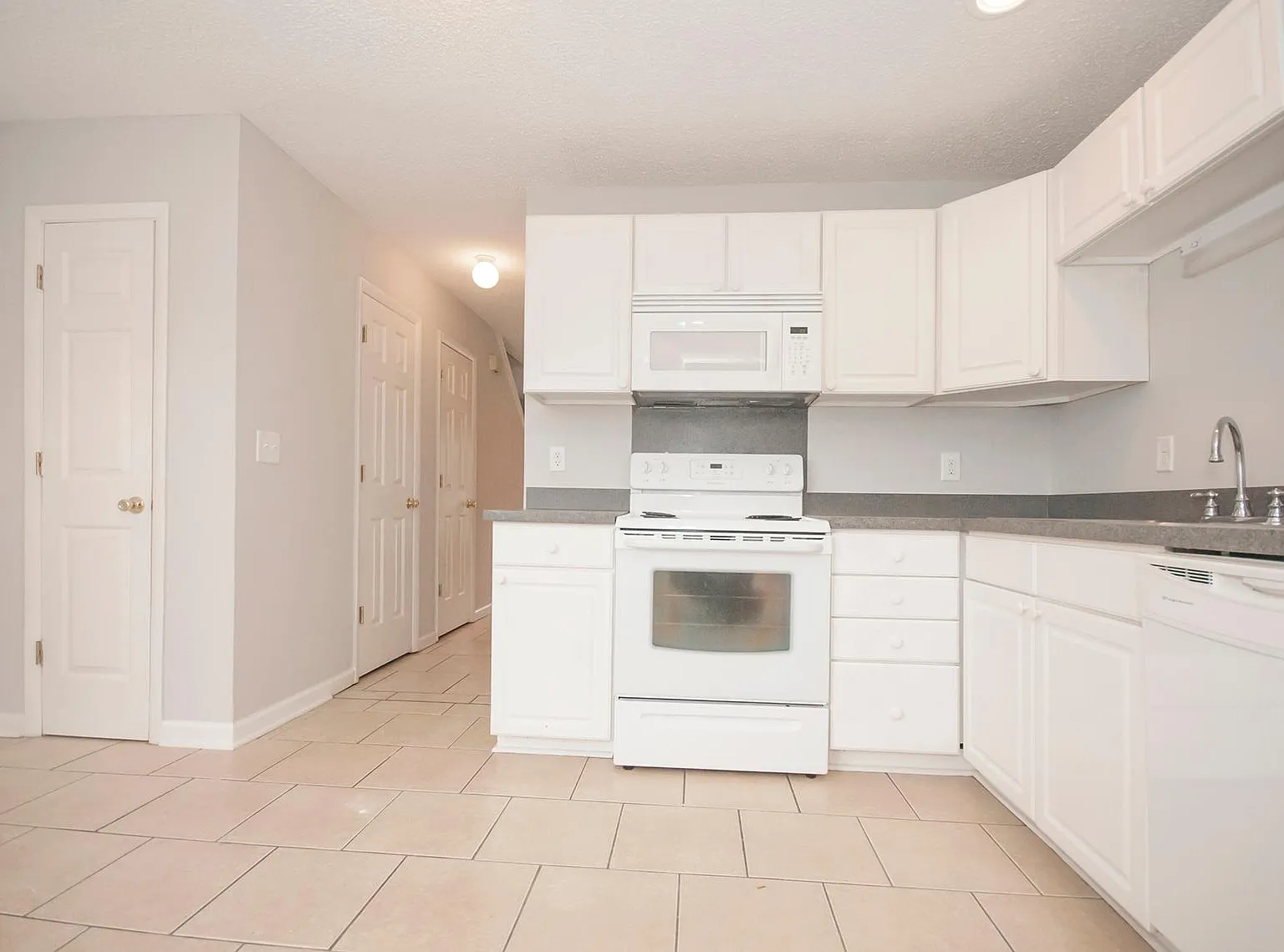 2 bed, 1.5 bath, 1003 sqft, $1,875 — Photo 3