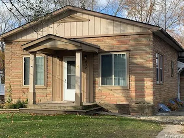 832 Farnsworth Rd APT 3, White Lake, MI 48386