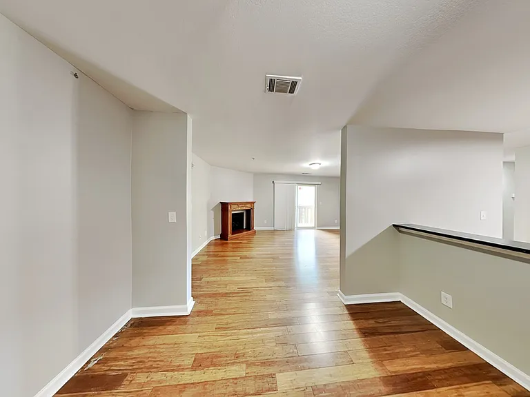 1020 Camelot Dr — Photo 8