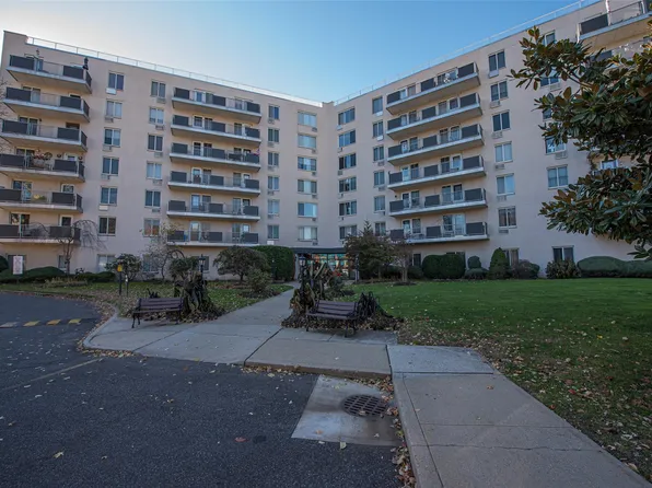 135 Post Avenue #5u, Westbury, NY 11590