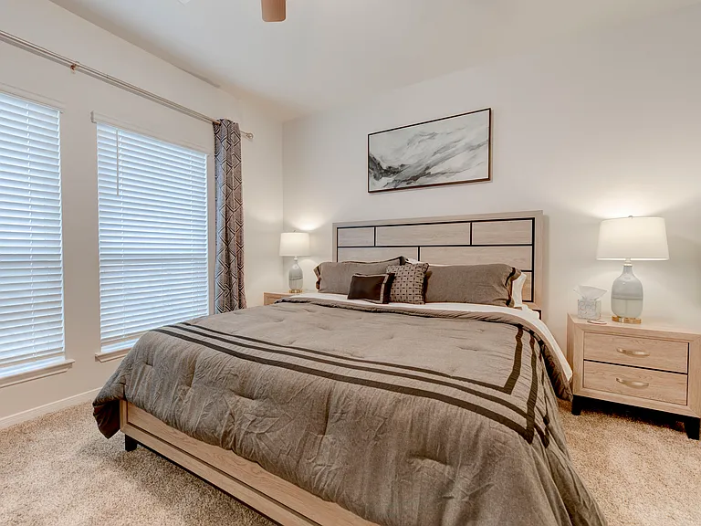 Master bedroom (king bed)