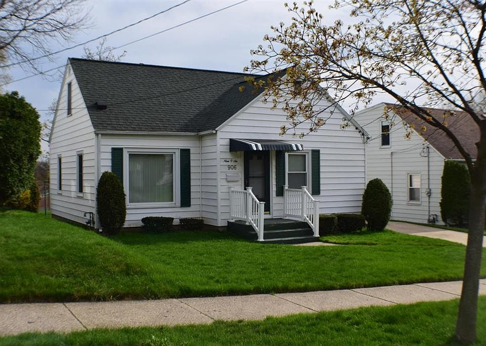 1st image of 906 Malta St NE