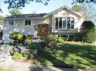 20 Foxwood Rd, Old Bethpage, NY 11804