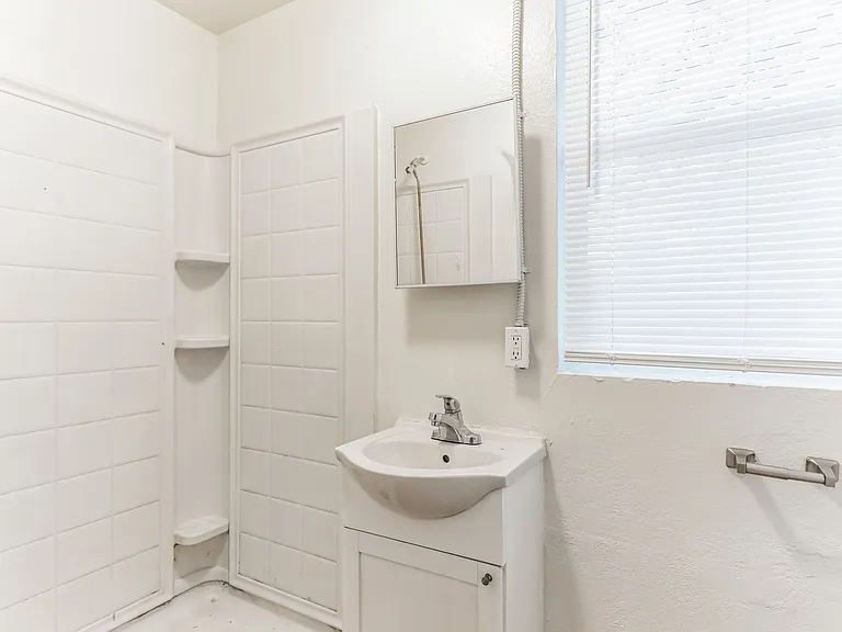 2504 Danson St — Photo 30