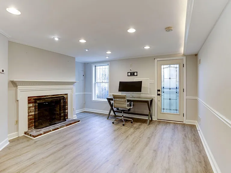418 D St NE #BASEMENT — Photo 2