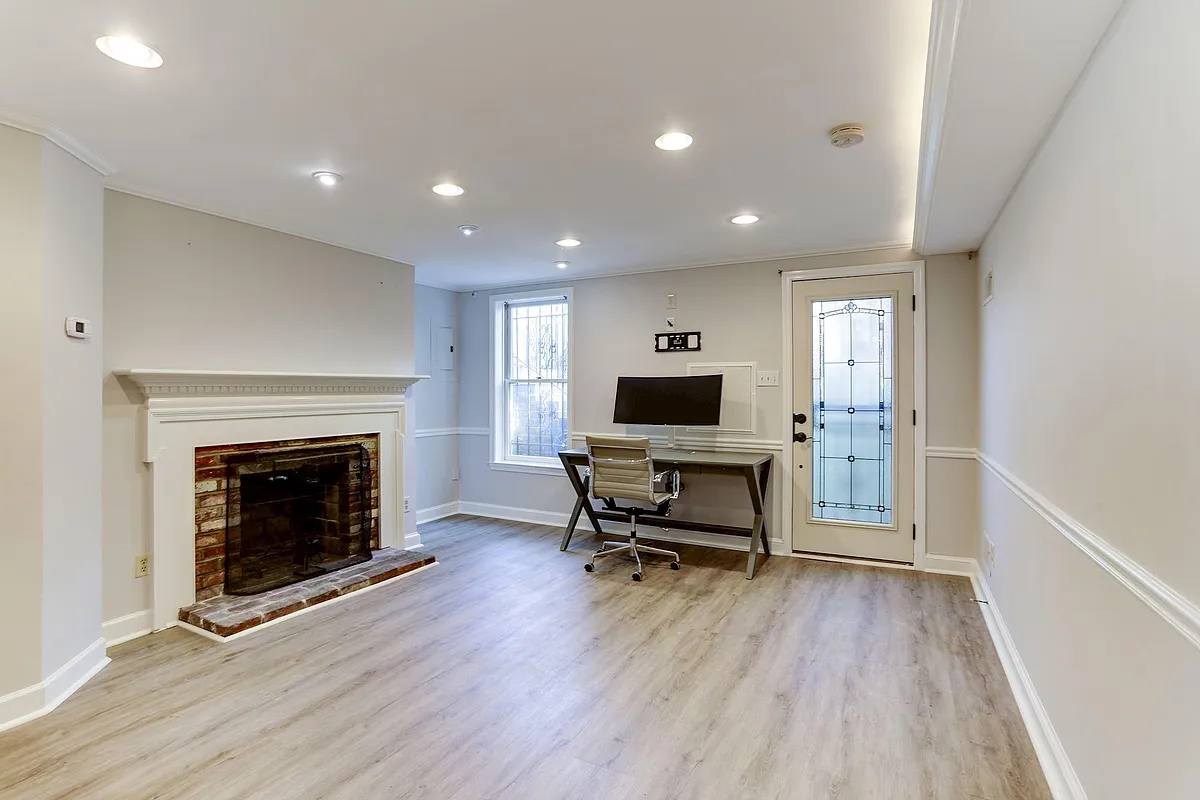 Building Photo - 418 D St NE #BASEMENT