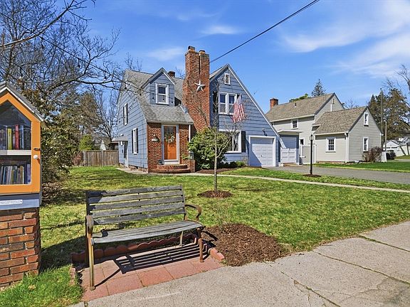 3rd image of 246 Dwight Rd