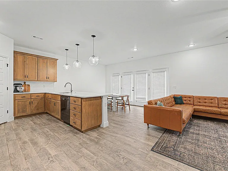 2070 Wildflower Dr — Photo 2