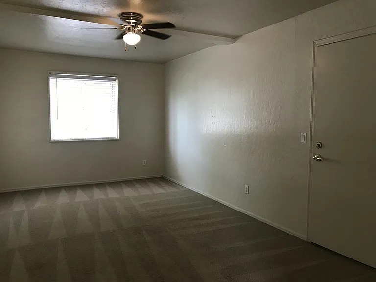 1710 W Houston Ave — Photo 15