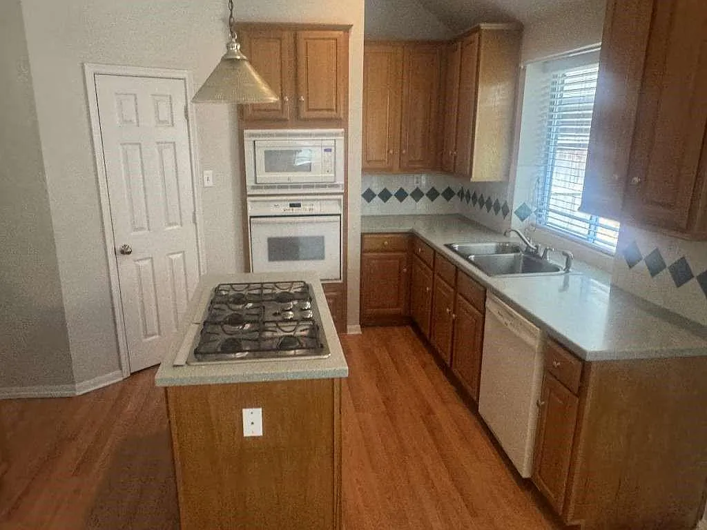 3 bed, 2.0 bath, 1937 sqft, $2,590 — Photo 4