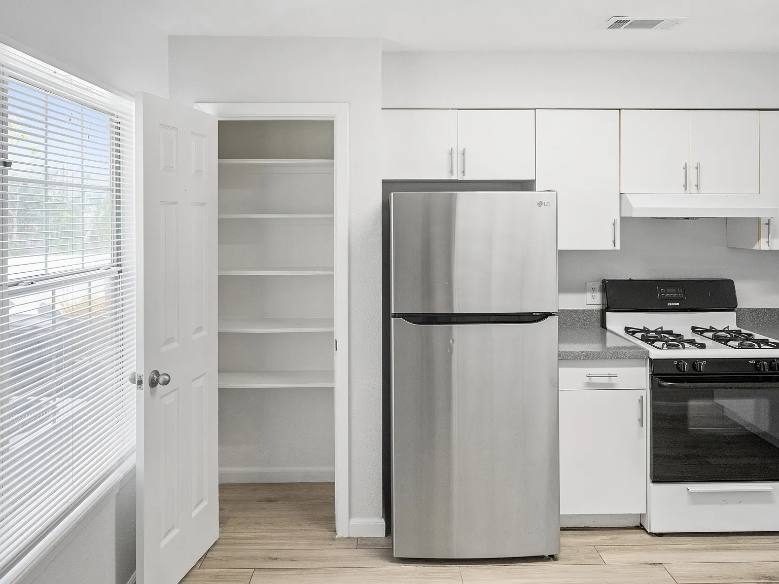 2 bed, 1.5 bath, 1000 sqft, $1,325 — Photo 4