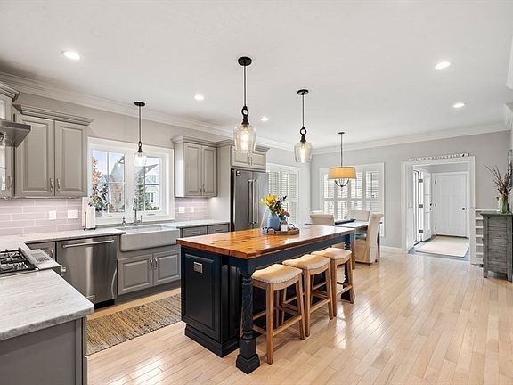 3rd image of 7 Bethpage Ln