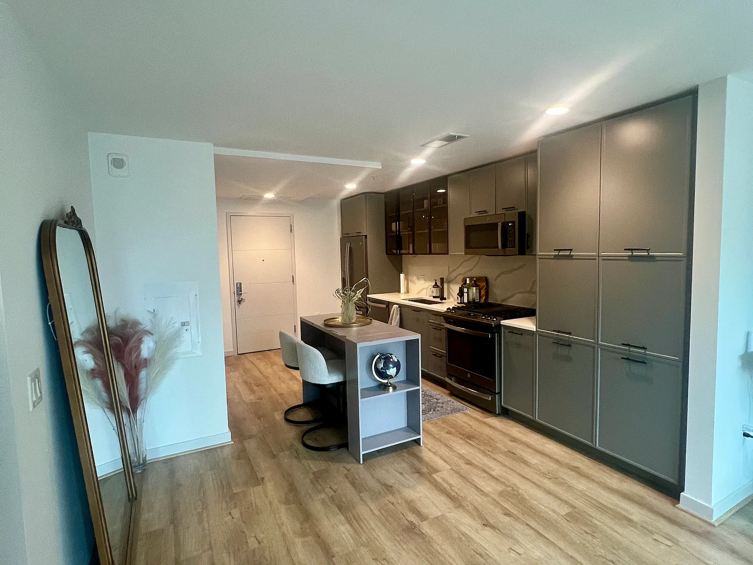 1 bed, 726 sqft, $2,038 — Photo 2