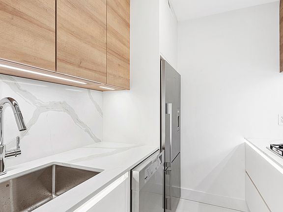 4th image of 300 E 71st St APT 15C