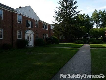 Courtyard with Gazebo
						:
						Well maintained Courtyard with seating under the Gazebo