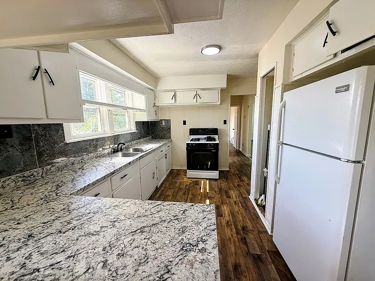 1106 Arnold Ave — Photo 4