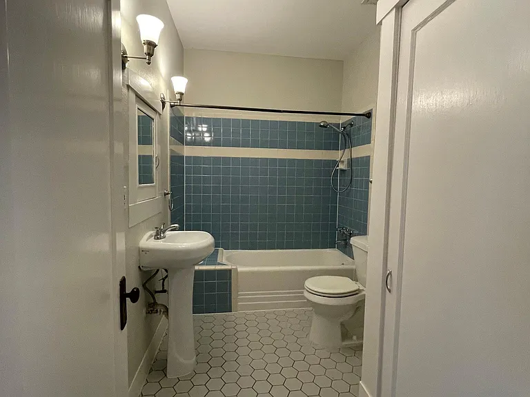 301 W 37th St — Photo 25