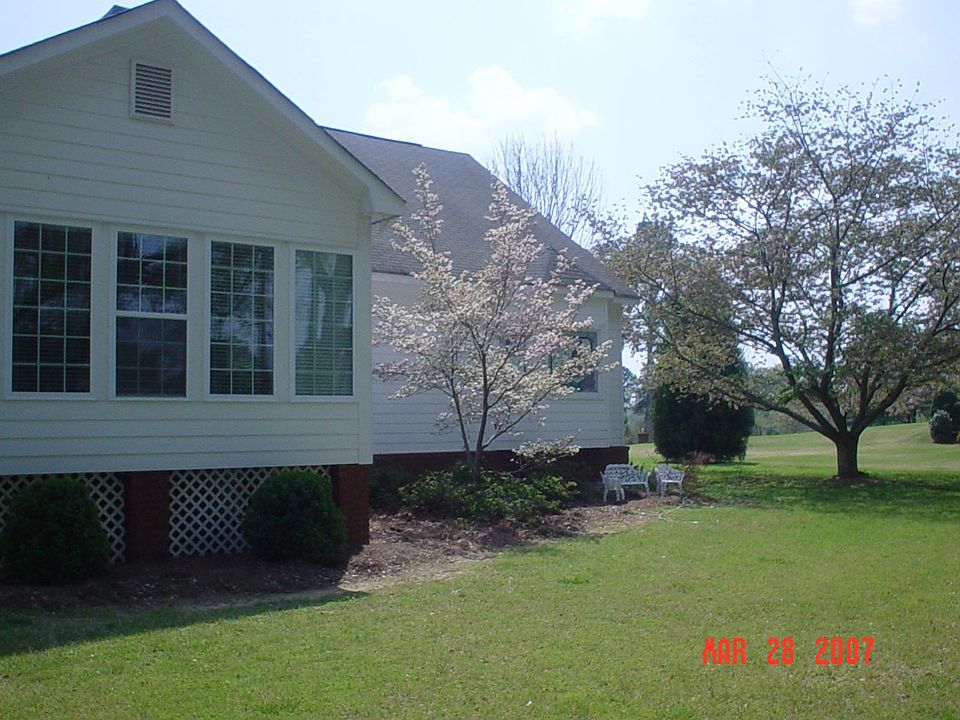 2nd image of 916 Fairway Dr
