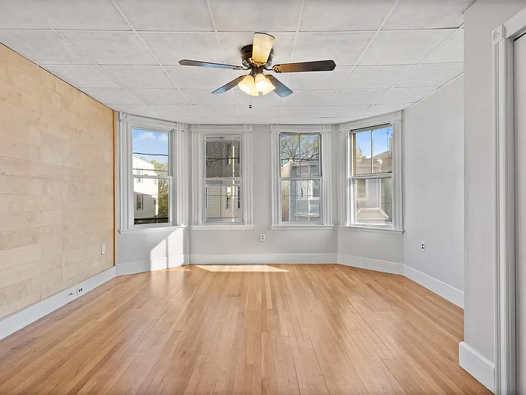 53 Falcon St — Photo 3