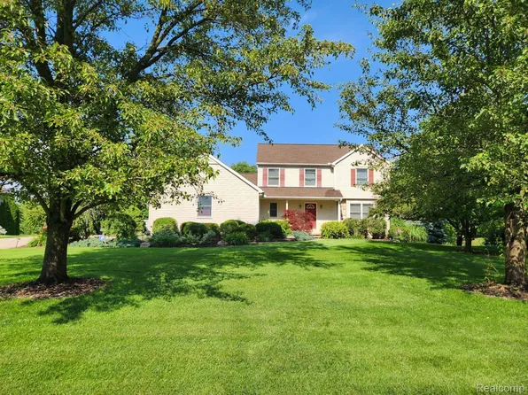 27416 Pond Dr, New Hudson, MI 48165