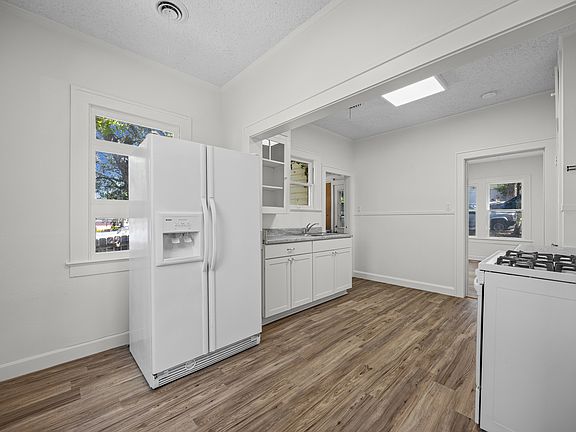 5th image of 906 W 31st St