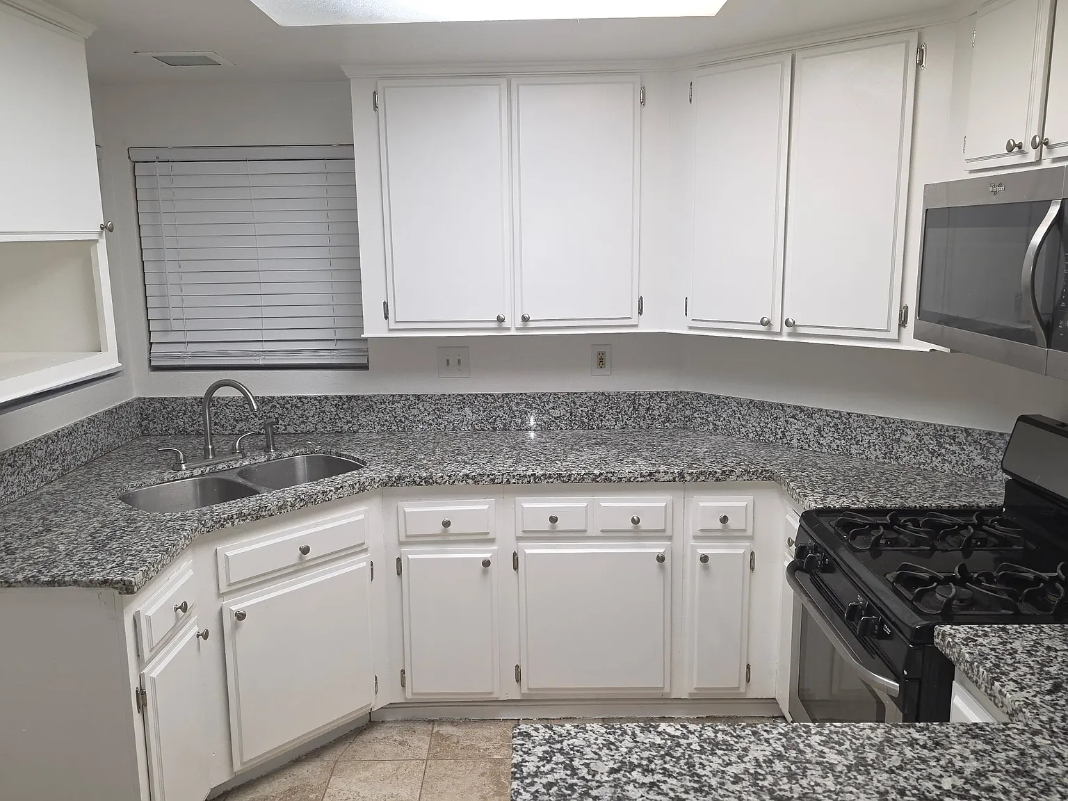 3 bed, 2.5 bath, 1256 sqft, $3,050 — Photo 2