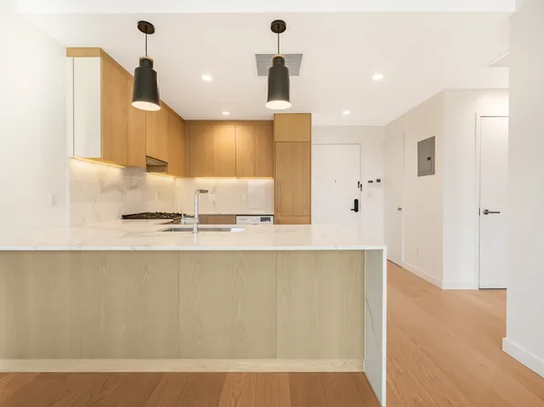 30-05 Vernon Boulevard image 3 of 13