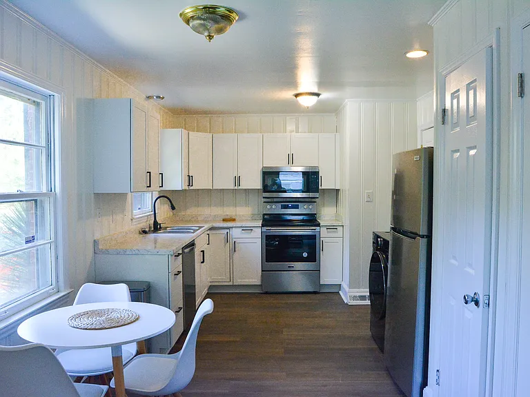 1420 Woodhill Ln — Photo 3