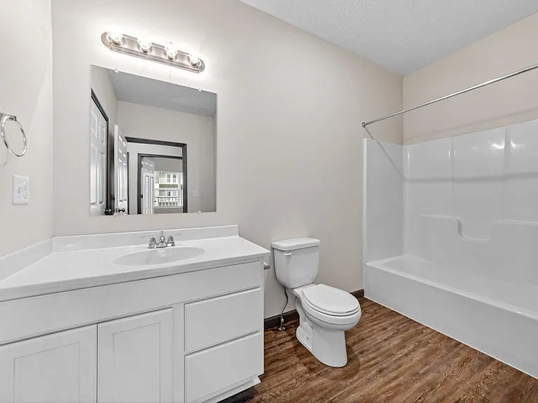 Hutchison Place Apartments — Photo 9