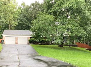 12186 Holly Knoll Cir, Great Falls, VA 22066