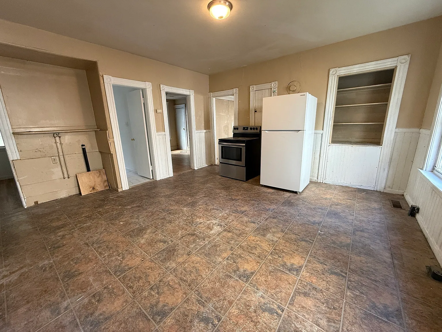 3 bed, 1.0 bath, 1101 sqft, $2,300 — Photo 3