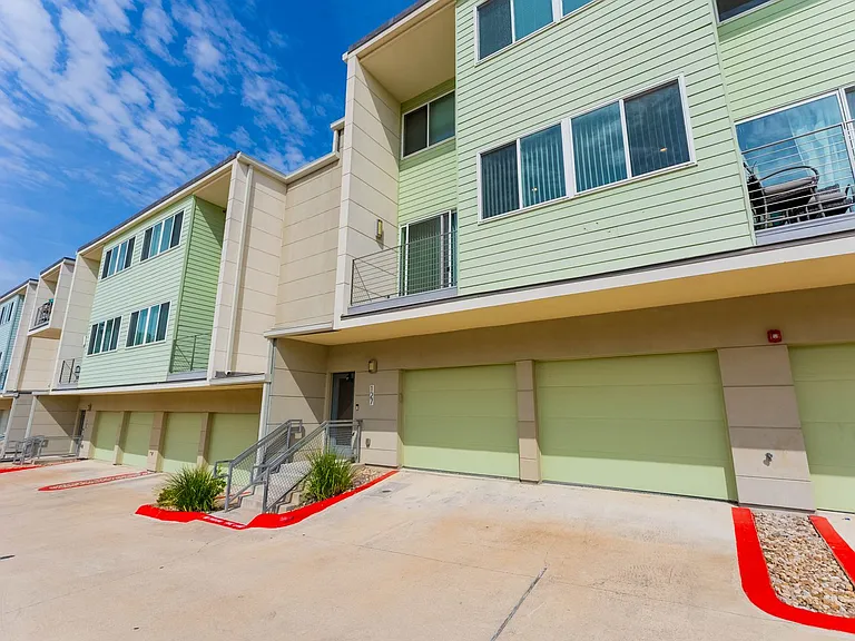 604 N Bluff Dr #127 — Photo 2