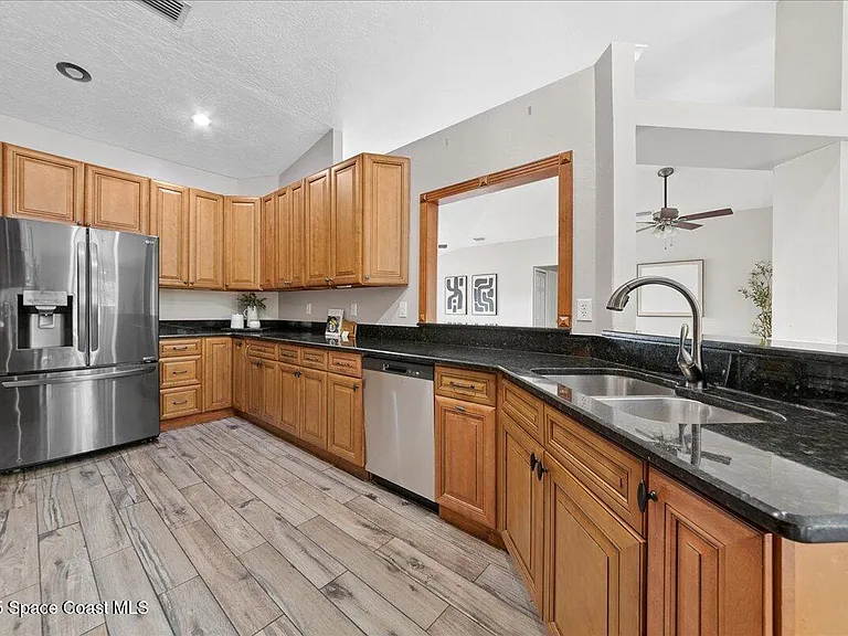 897 Hunters Creek Dr — Photo 12