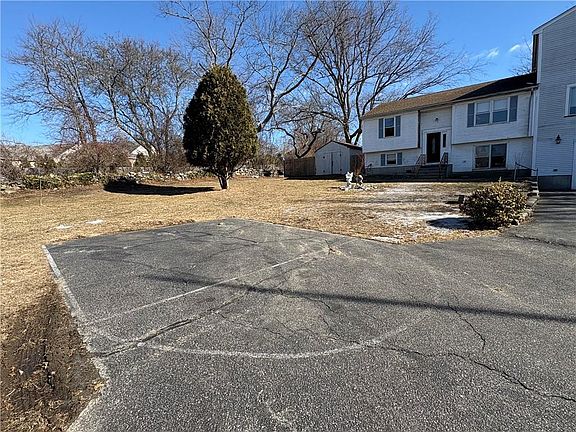 Extra space on driveway - can fit 2 to 3 cars