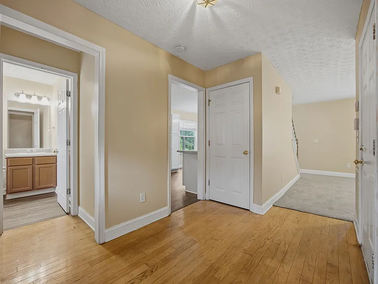 5054 Lancashire Ct — Photo 2