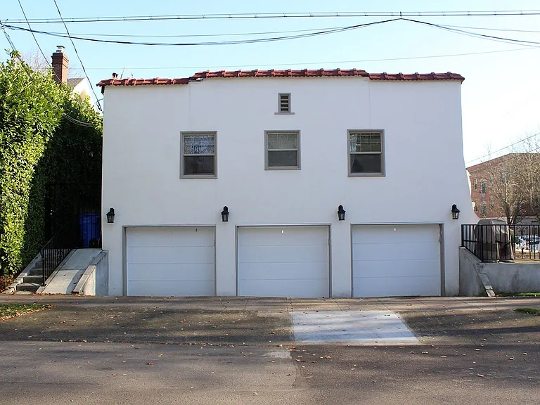 Gorgeous Remodeled Belmont 1 Bedroom with Garage! — Photo 23
