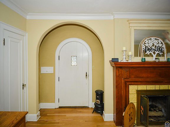 3rd image of 806 Sherwood Way