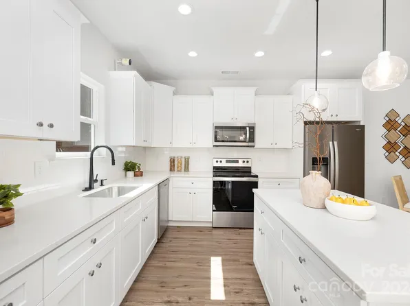 401 Austin Dr, Charlotte, NC 28213