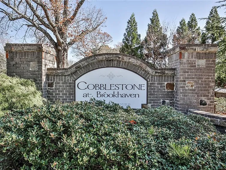 1934 Cobblestone Cir NE — Photo 1
