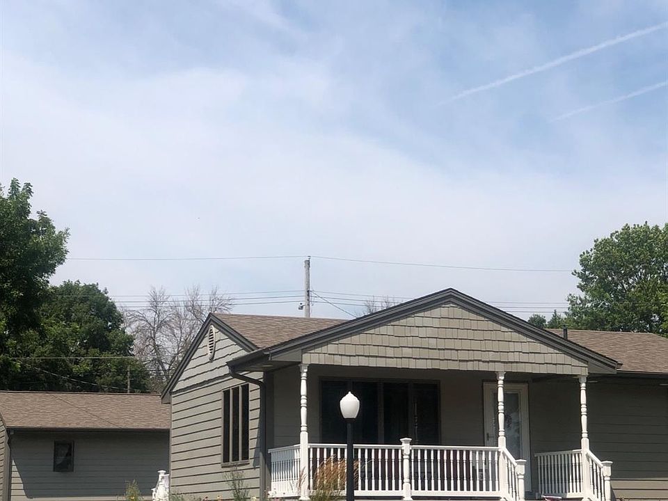 2nd image of 611 Center St
