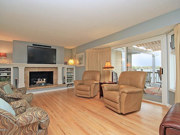4th image of 594 Aquaview Dr