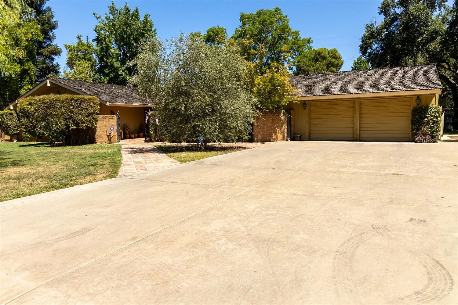 735 E Santa Ana Ave photo 1