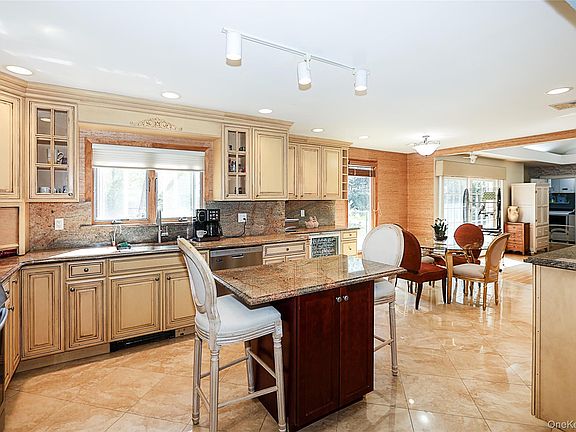 5th image of 395 Ridgefield Road
