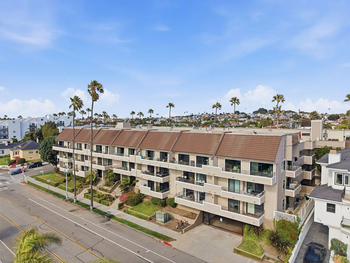 Updated, Bright & Airy Loft-Style Penthouse Condo w/ Ocean Views, Large Rooftop Deck & Balcony & ... — Photo 3