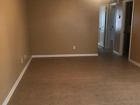 4th image of 305 Gloria St