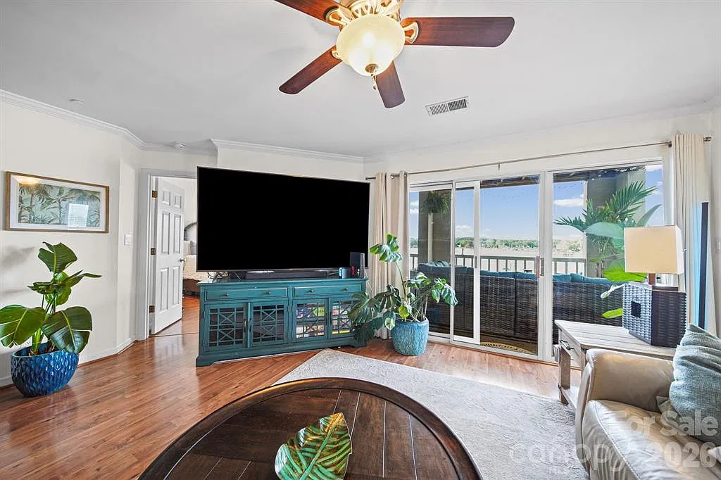 3 bed, 1200 sqft, $2,575 — Photo 4