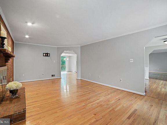 4th image of 935 Holly Creek Dr