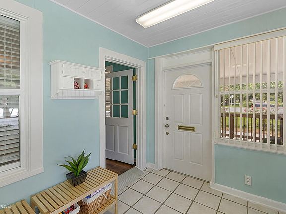 Foyer/Sun Room