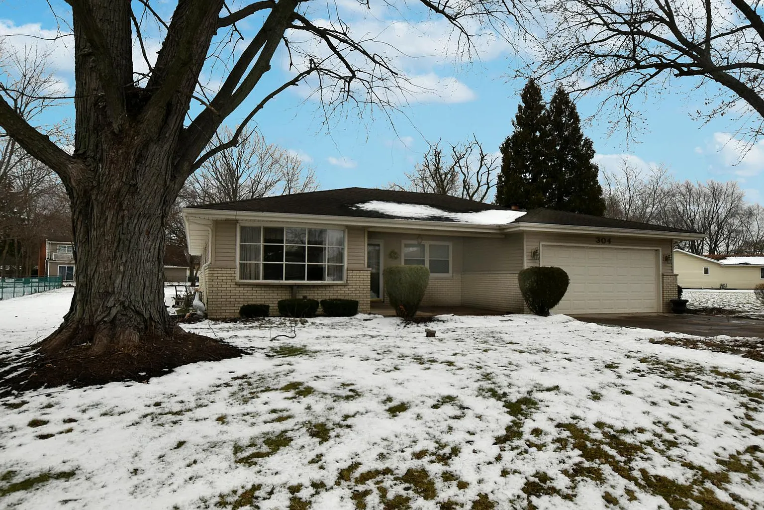 304 Robin Hill Dr photo 1