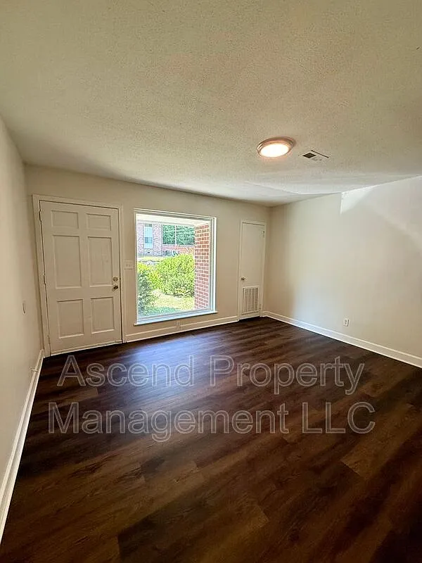 2 bed, 1.0 bath, $1,200 — Photo 4